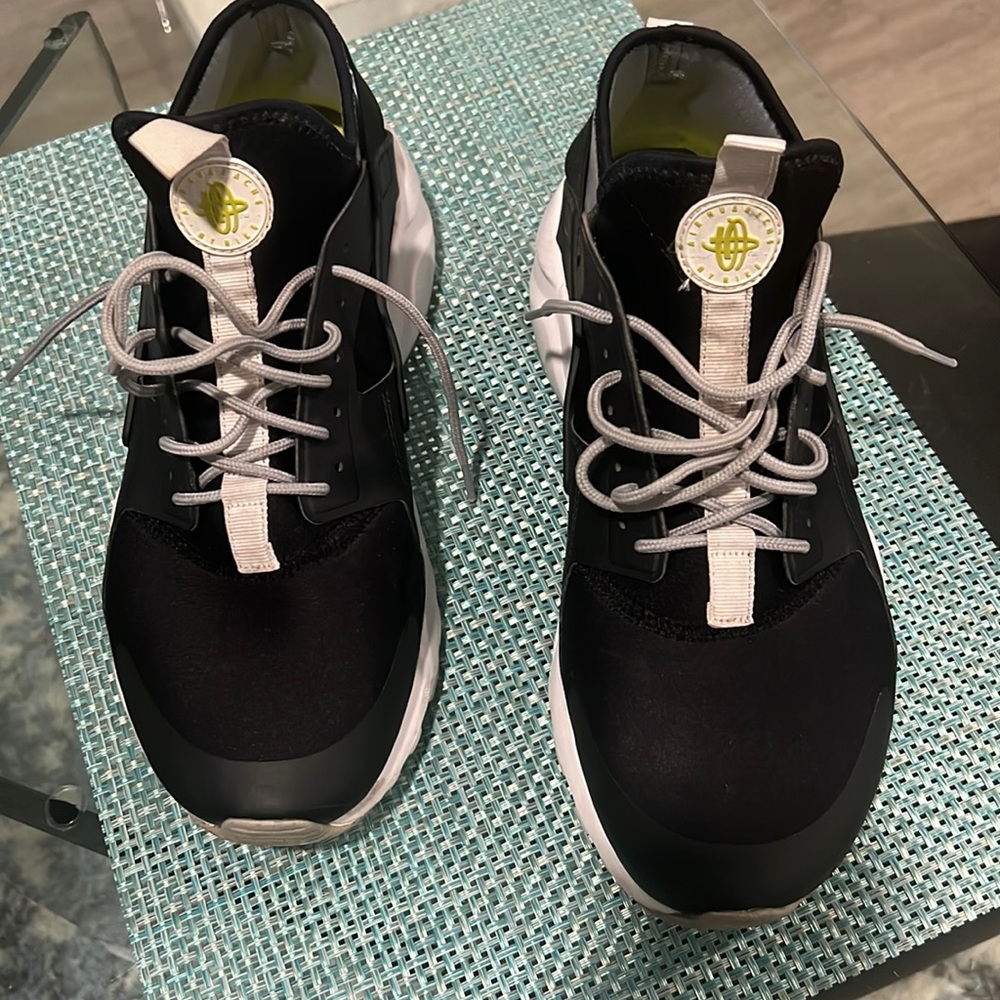 Nike Air Huarache size 11.5. Probably won’t find these many places.